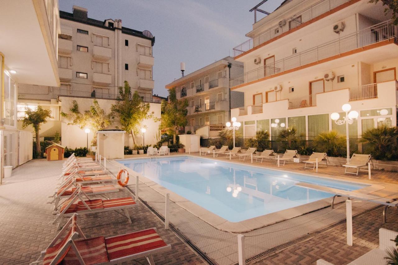 Hotel Beverly Rimini Kültér fotó