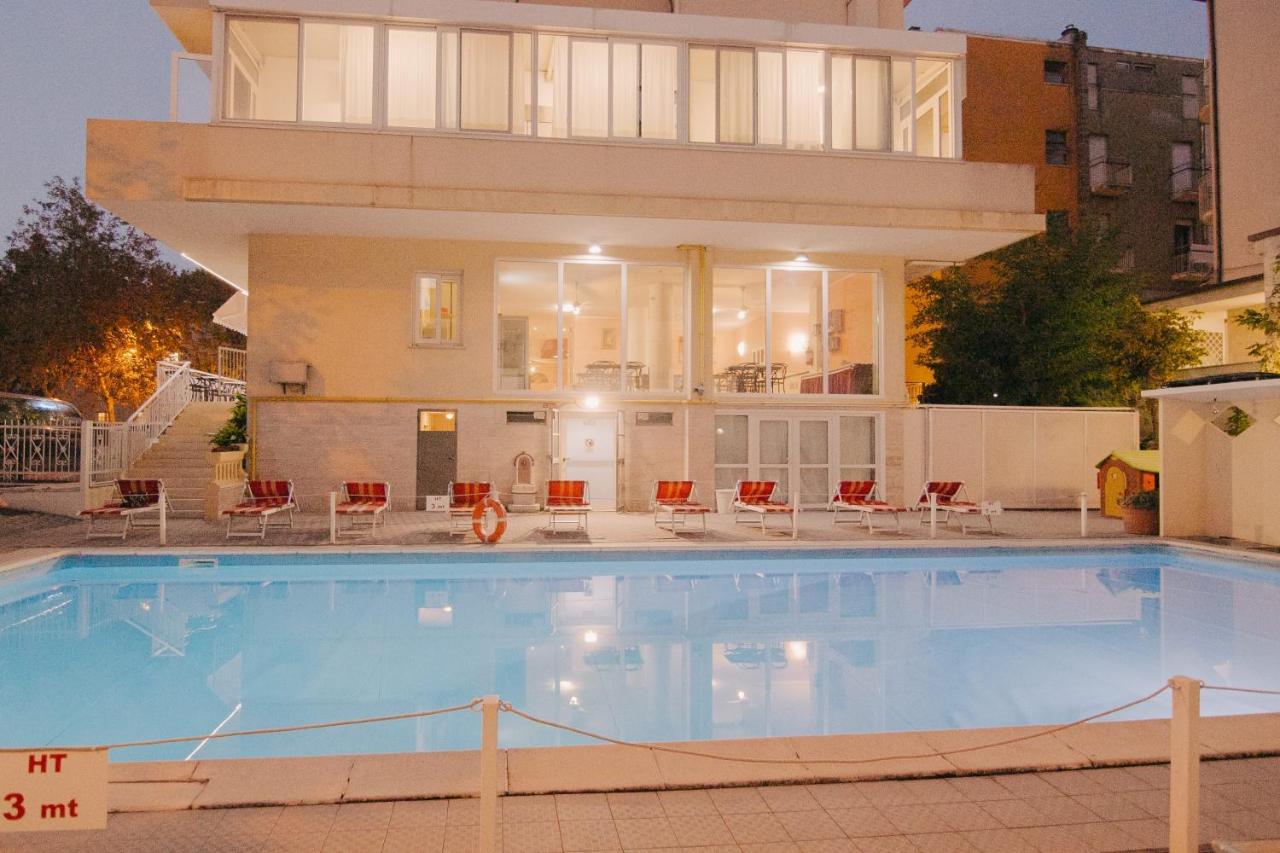 Hotel Beverly Rimini Kültér fotó