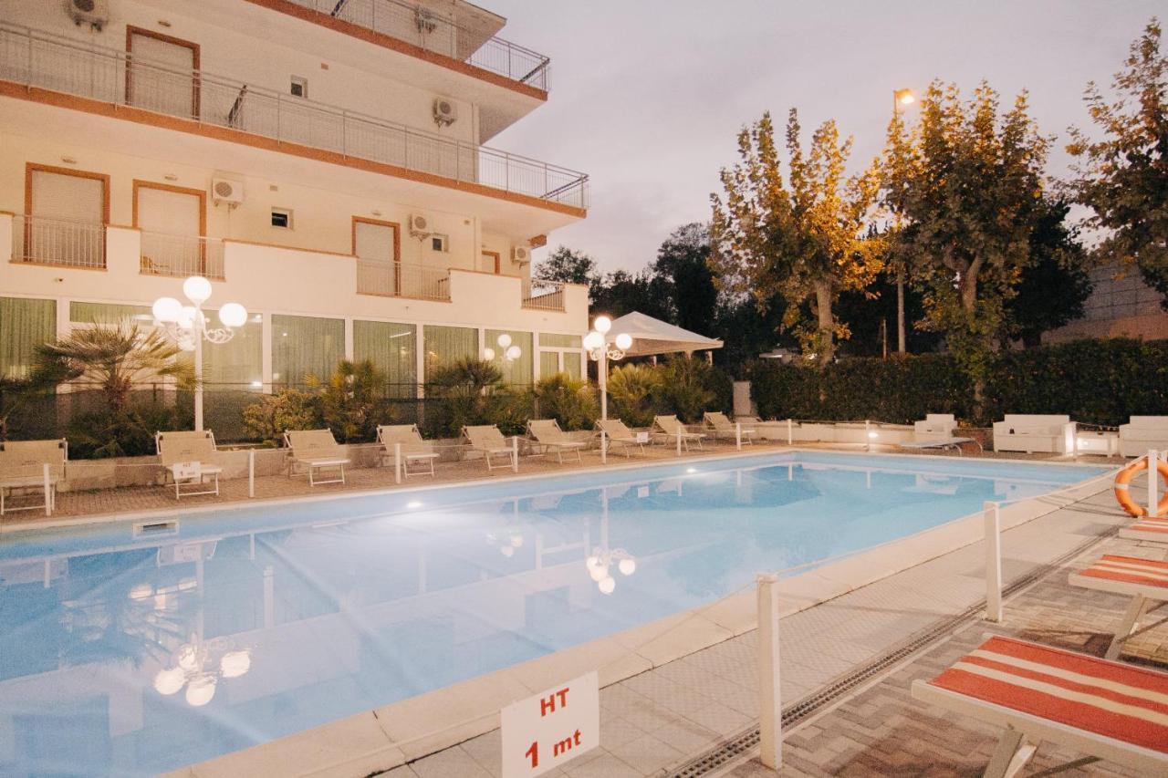 Hotel Beverly Rimini Kültér fotó