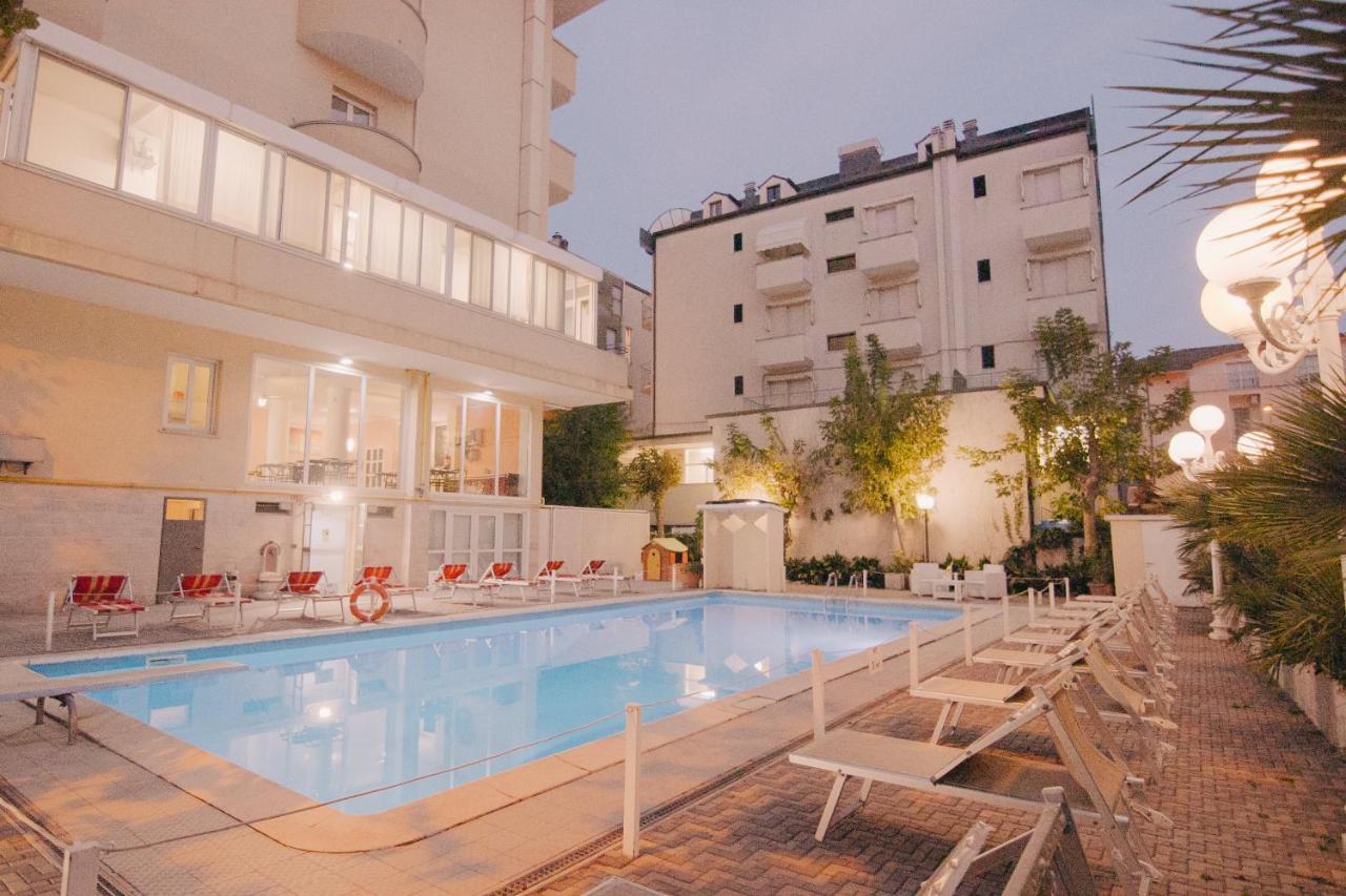 Hotel Beverly Rimini Kültér fotó