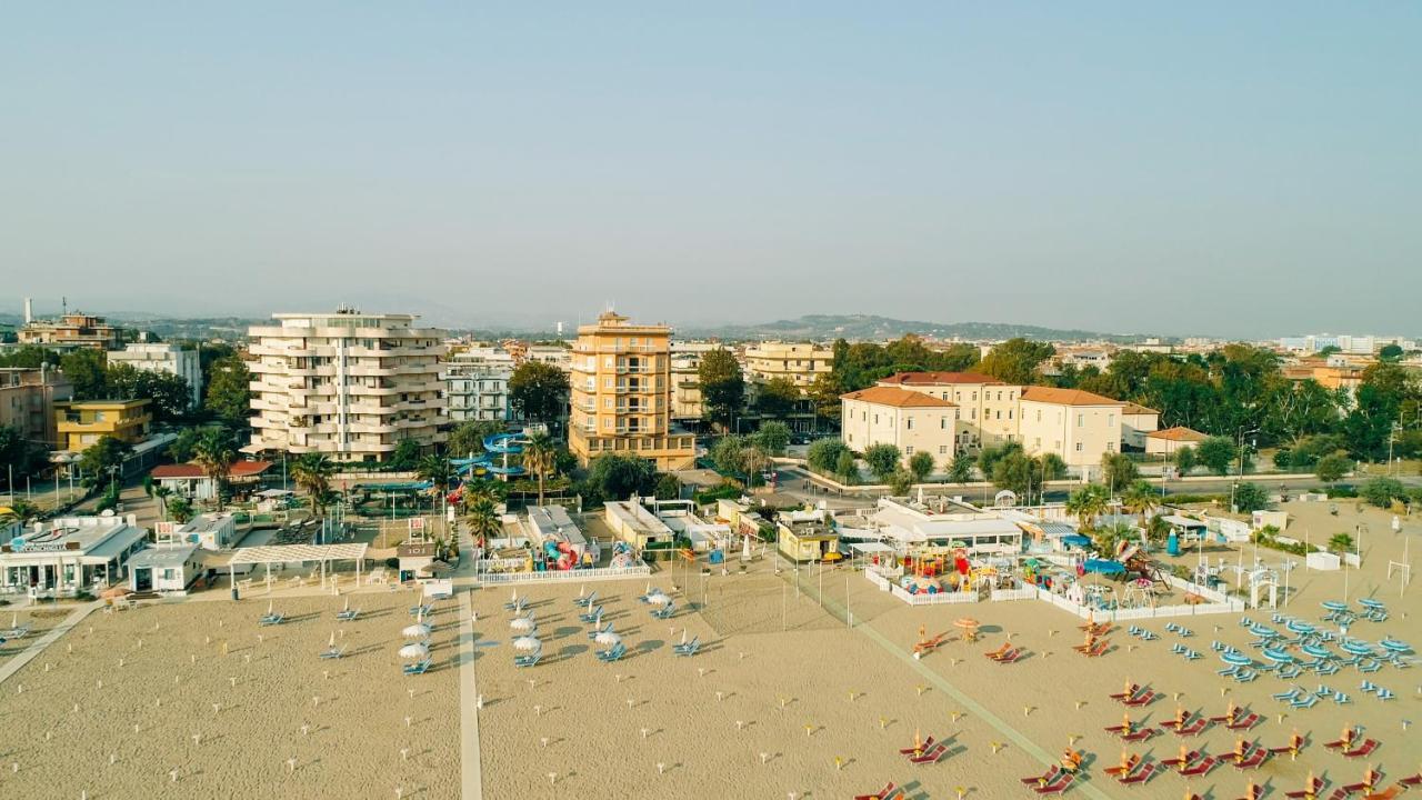 Hotel Beverly Rimini Kültér fotó