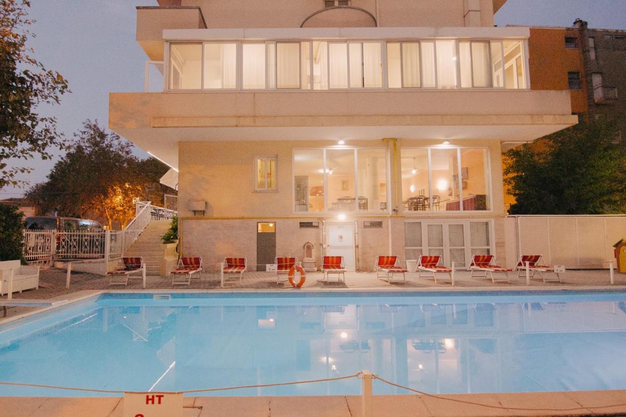 Hotel Beverly Rimini Kültér fotó