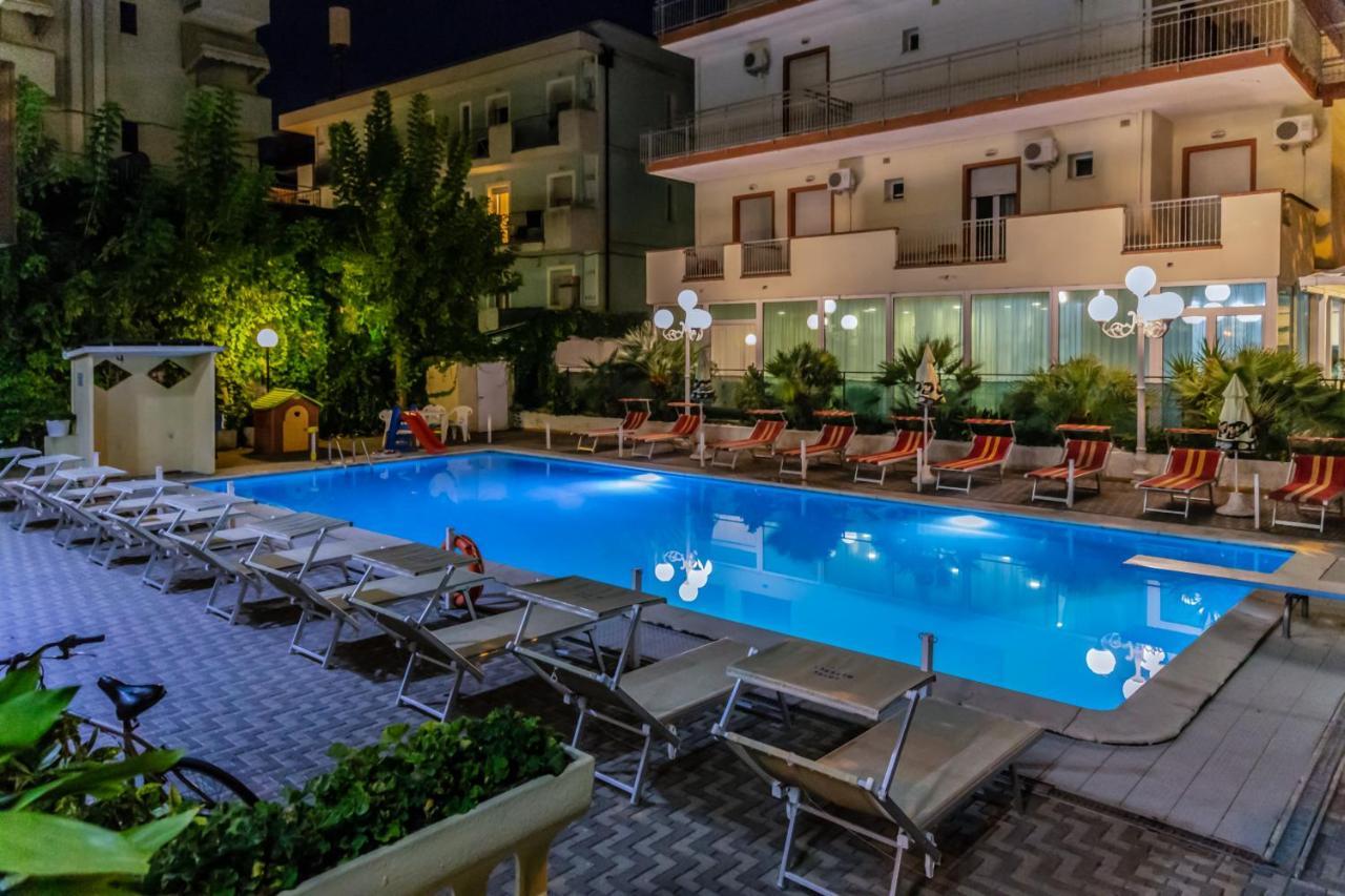 Hotel Beverly Rimini Kültér fotó