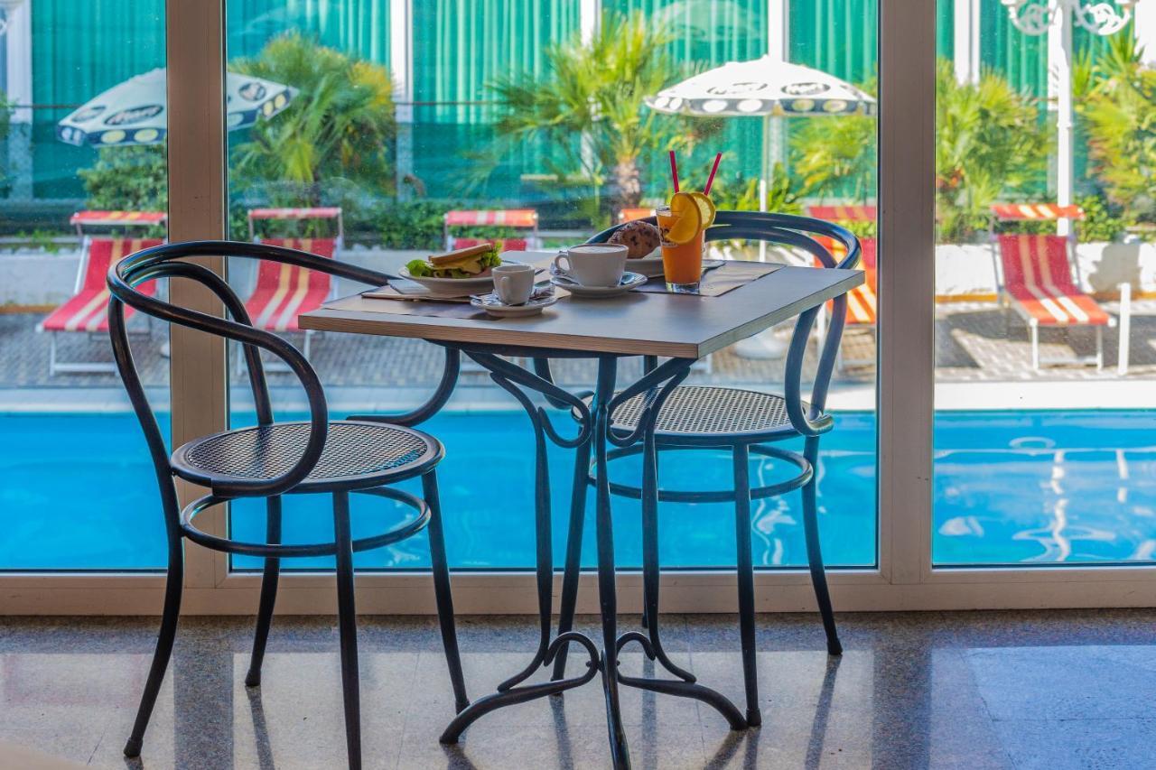 Hotel Beverly Rimini Kültér fotó